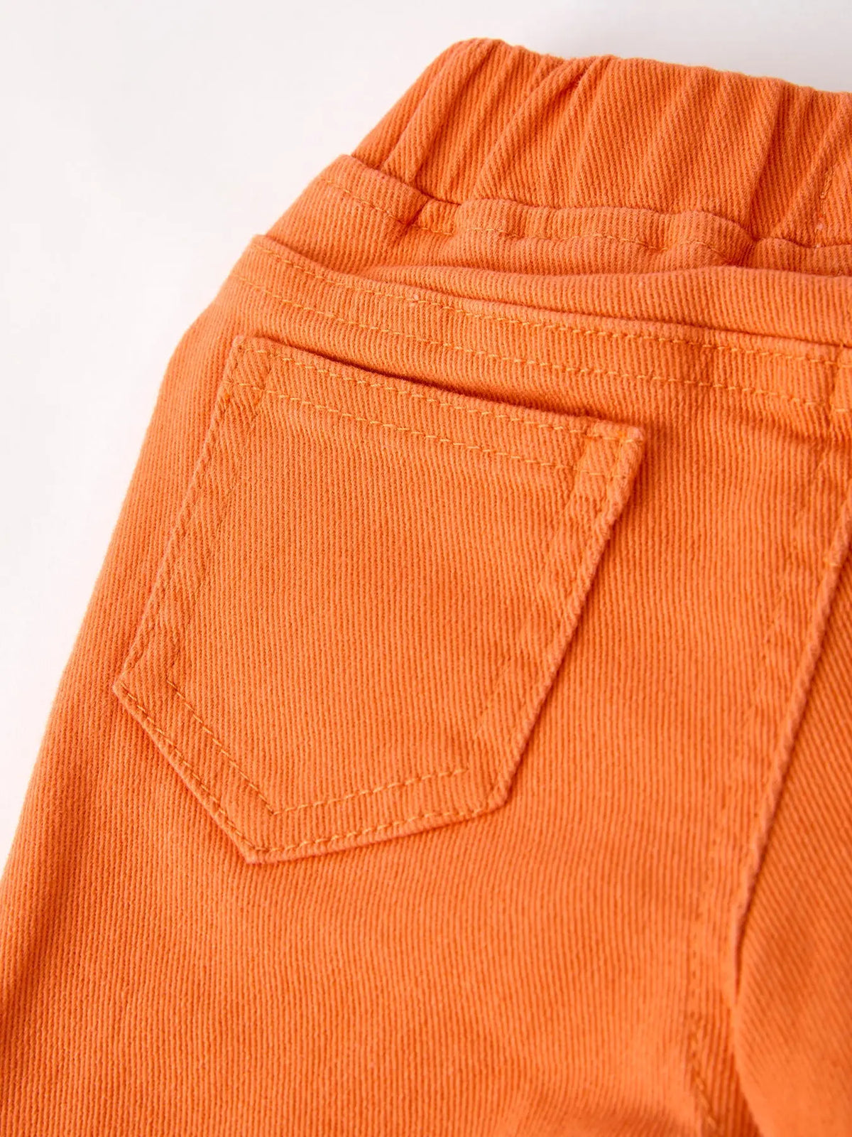 Vaqueros elásticos acampanados de color naranja
