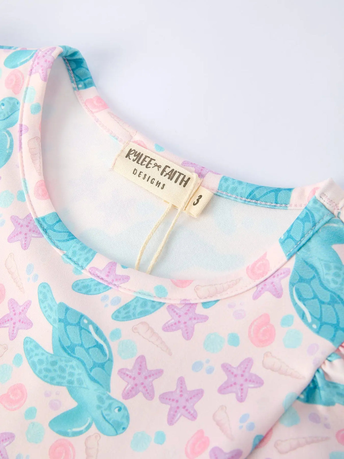 Vestido con volantes de tortuga marina para niña
