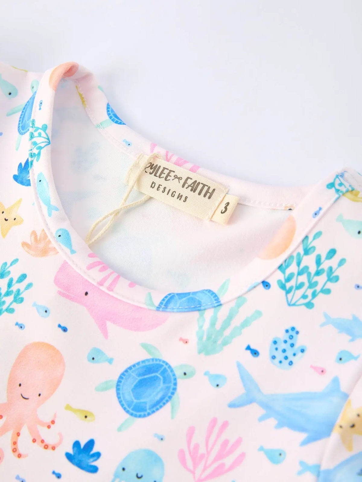 Vestido de niña con volantes y estampado de animales marinos