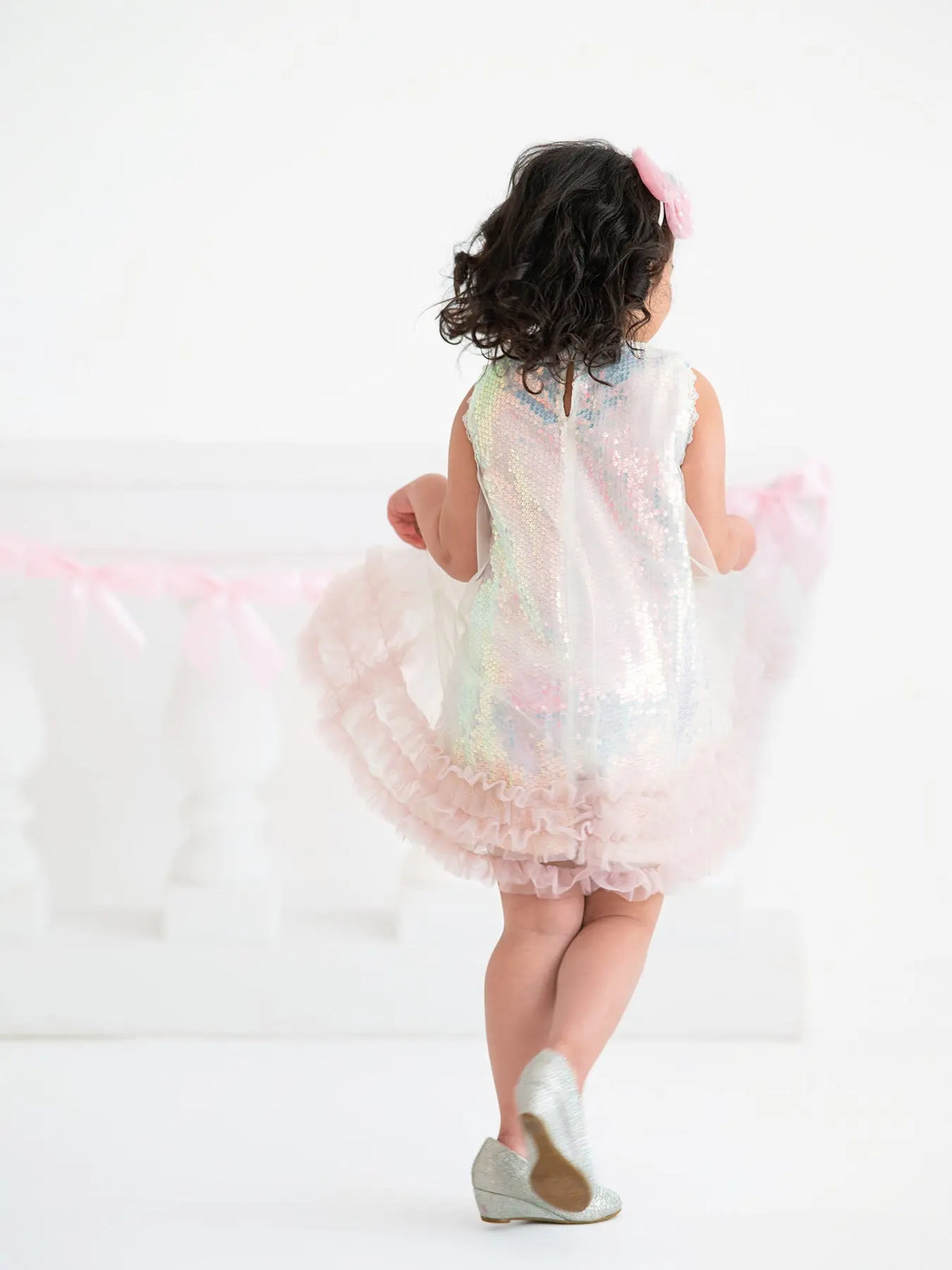 Vestido de Niña de Tul con Volantes y Lazo de Lentejuelas Iridiscentes