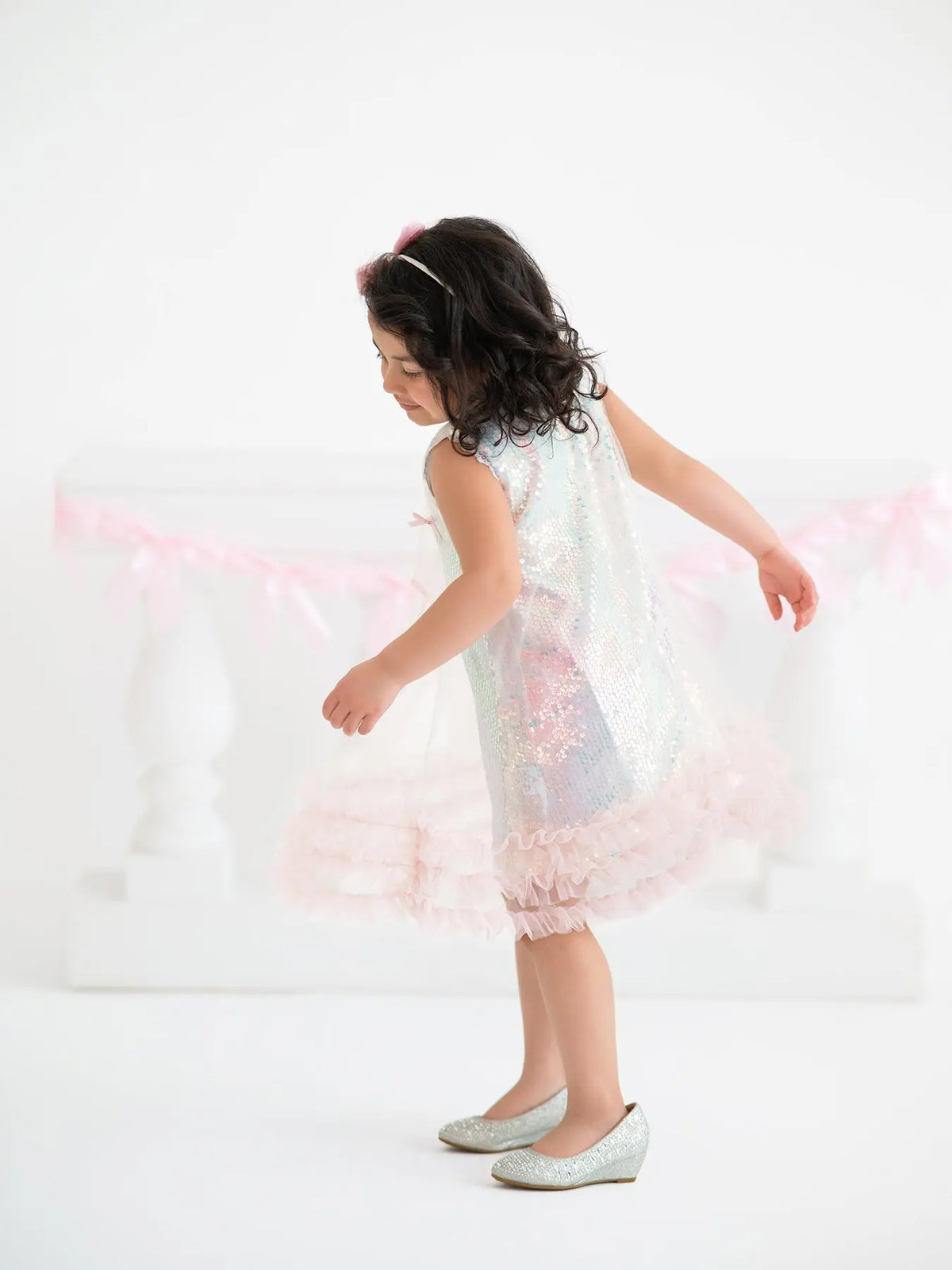 Vestido de Niña de Tul con Volantes y Lazo de Lentejuelas Iridiscentes