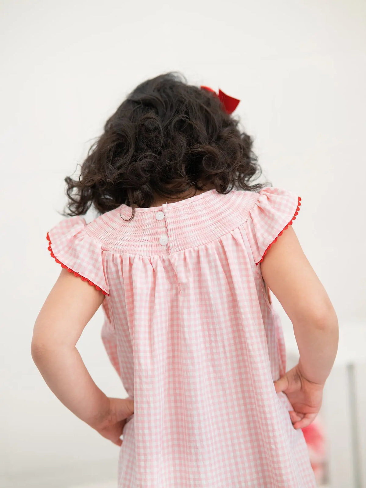 Vestido Smocked a Cuadros con Bordado de Fresa para Bebés Niñas