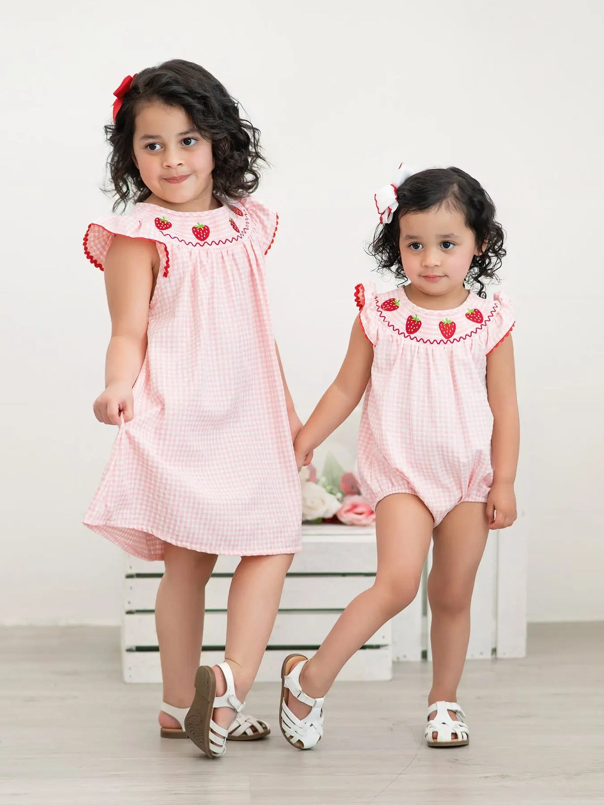Vestido Smocked a Cuadros con Bordado de Fresa para Bebés Niñas