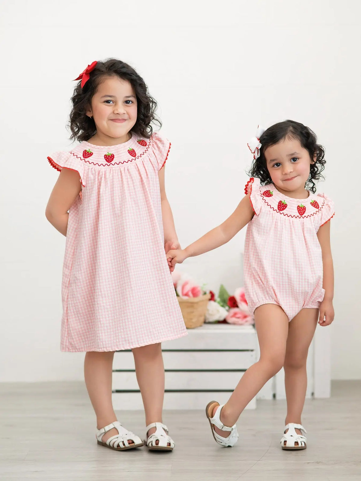 Vestido Smocked a Cuadros con Bordado de Fresa para Bebés Niñas