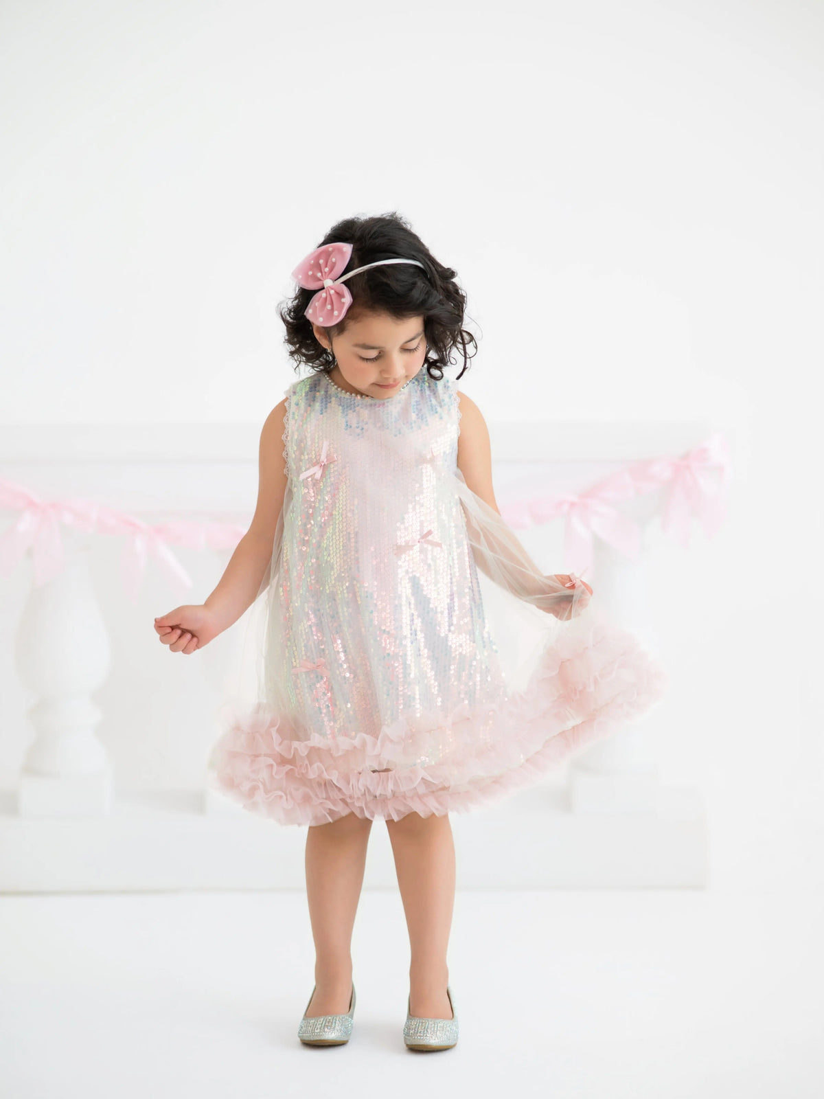 Vestido de Niña de Tul con Volantes y Lazo de Lentejuelas Iridiscentes