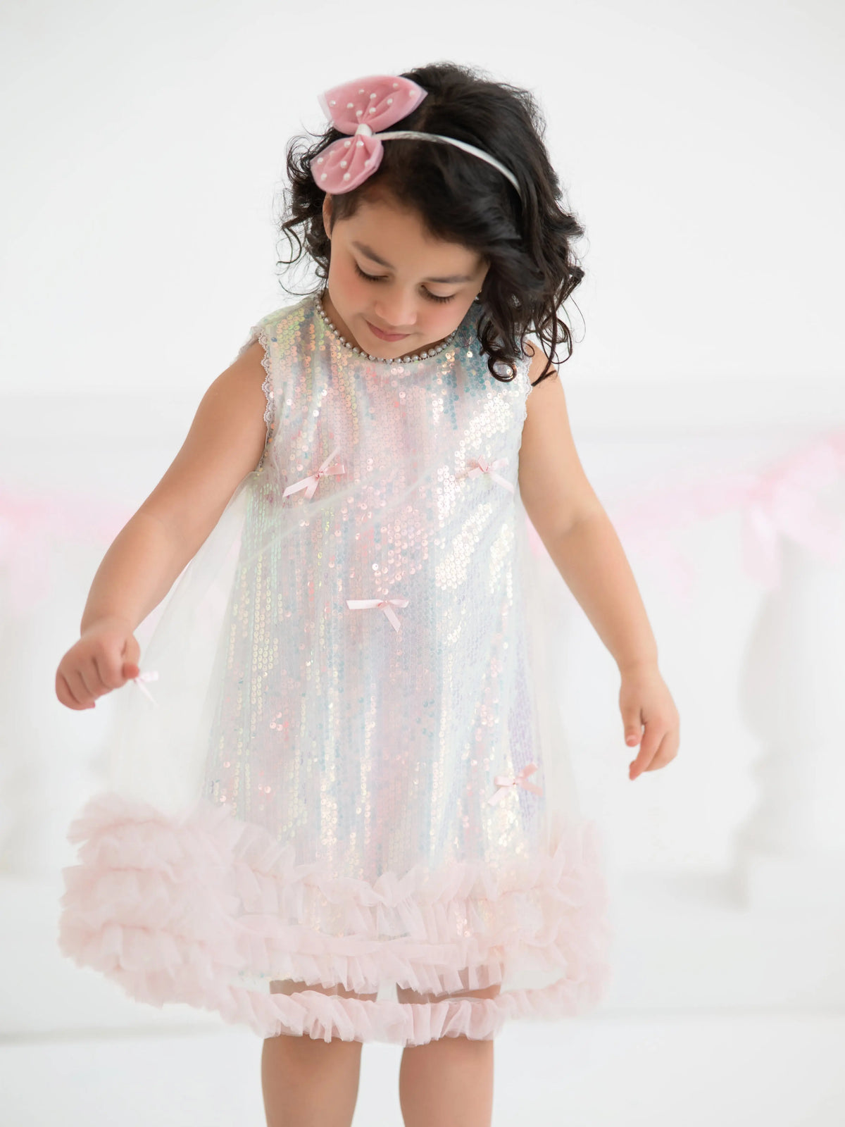 Vestido de Niña de Tul con Volantes y Lazo de Lentejuelas Iridiscentes